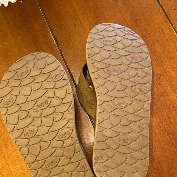 NEW Flojos Men’s Flip Flops; Tan - Picture 2 of 2